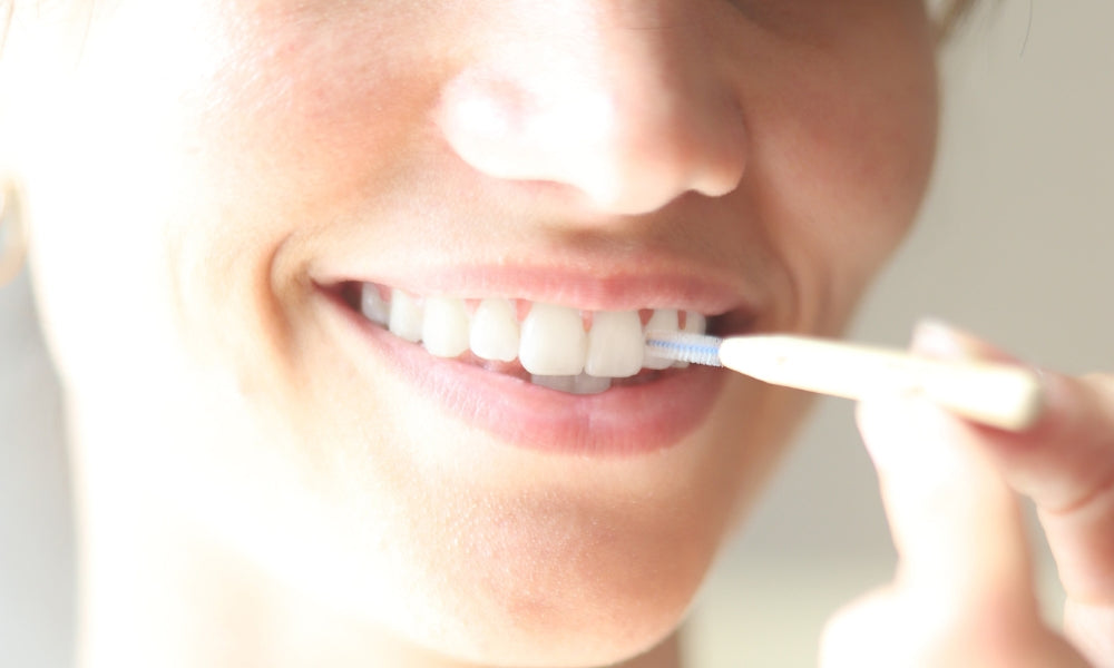 Zahnseide und Zahnzwischenraumpflege